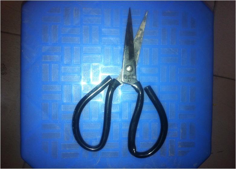 Kéo chuôi thẳng mũi nhọn